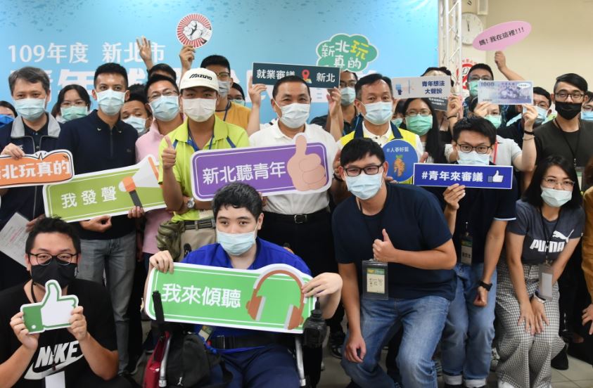 侯友宜（中）獲媒體民調六都首長好感度第一名。 圖：林昀真／攝