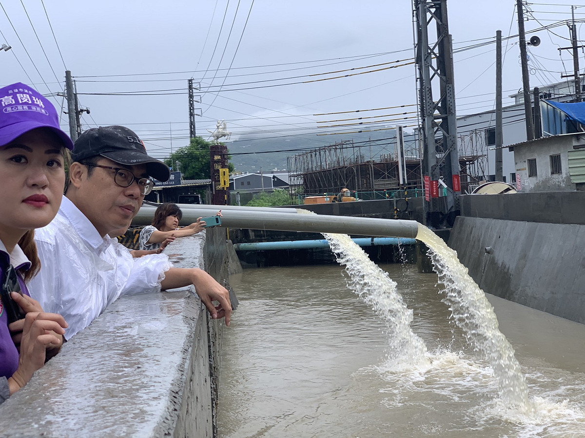 陳其邁(左二)今早到岡山視察五甲尾排水情形。 圖：高雄市政府/提供