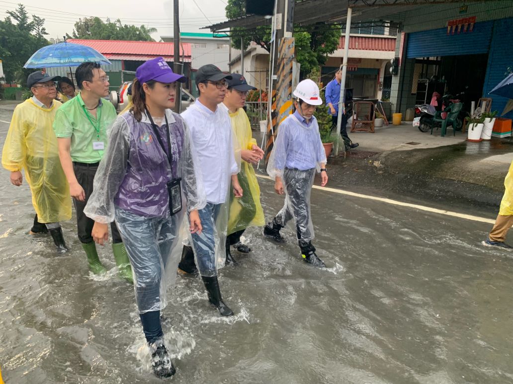 陳其邁(前排左二)涉水視察淹水情形。 圖：高雄市政府/提供