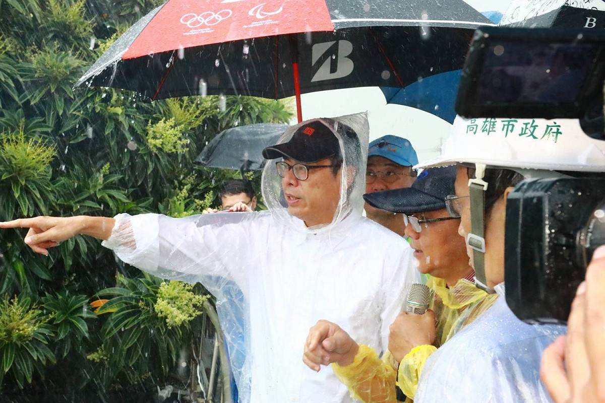 陳其邁冒雨視察災情。 圖：高雄市政府/提供