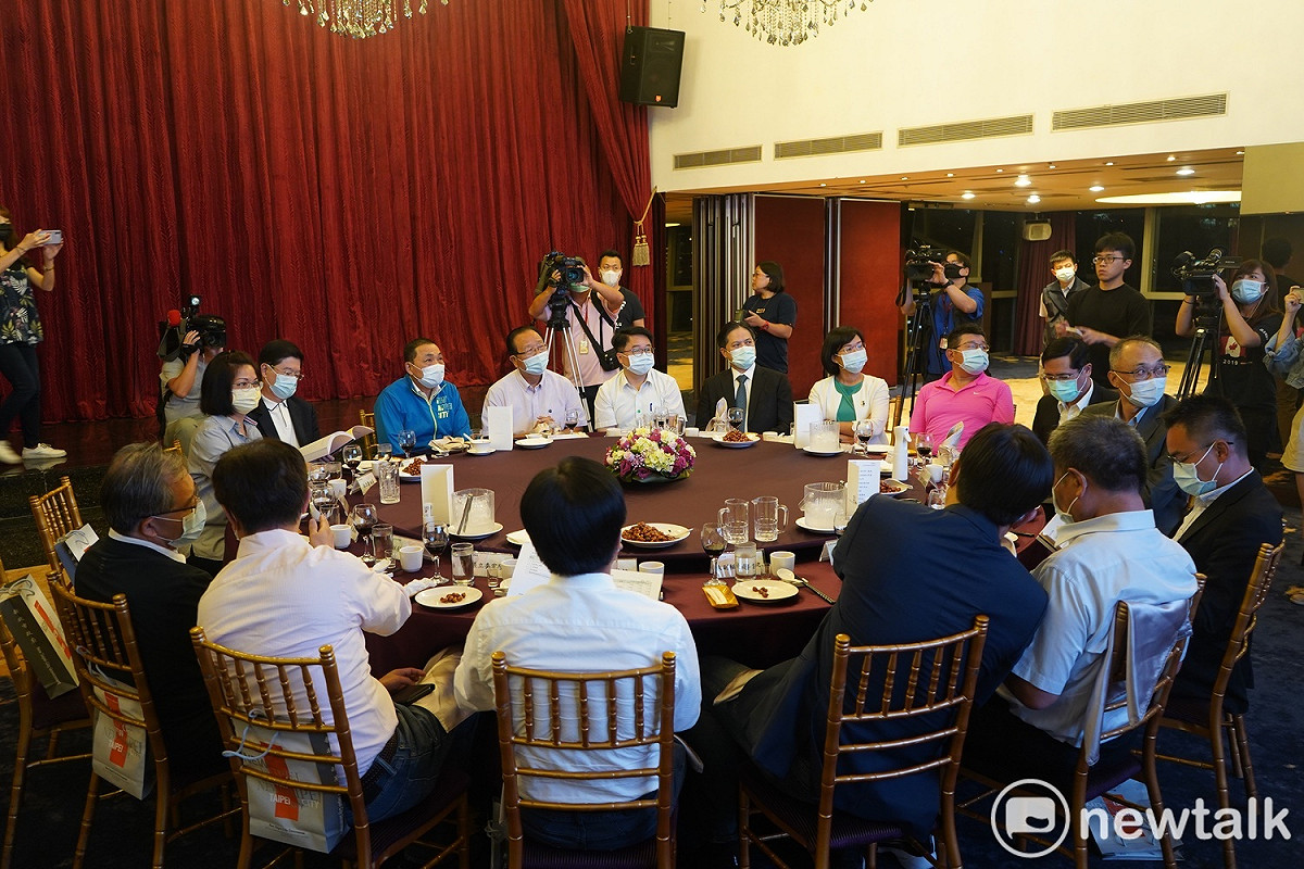 新北市長侯友宜晚間宴請市籍立委餐敘，盼立委協助爭取前瞻預算。 圖：林昀真/攝