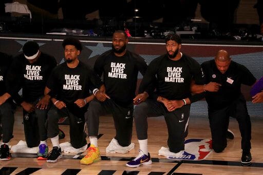 NBA湖人隊球星LeBron James,（左三）與Anthony Davis（右二）穿上黑人平權Ｔ恤在國歌演場時單膝跪地。 圖／美聯社／達志影像