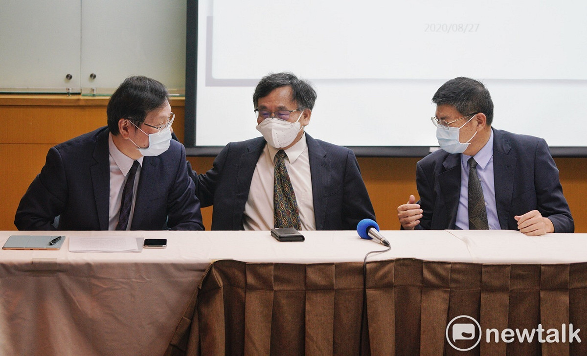 彰化縣萬人血清抗體檢驗調查報告會今衛福部證實違反人體研究法，該調查結果說明會於8月舉行，中央流行疫情指揮中心發言人莊人祥（左）、台大公衛學院教授陳秀熙（中）、詹長權（右）皆出席。 圖：張良一／攝