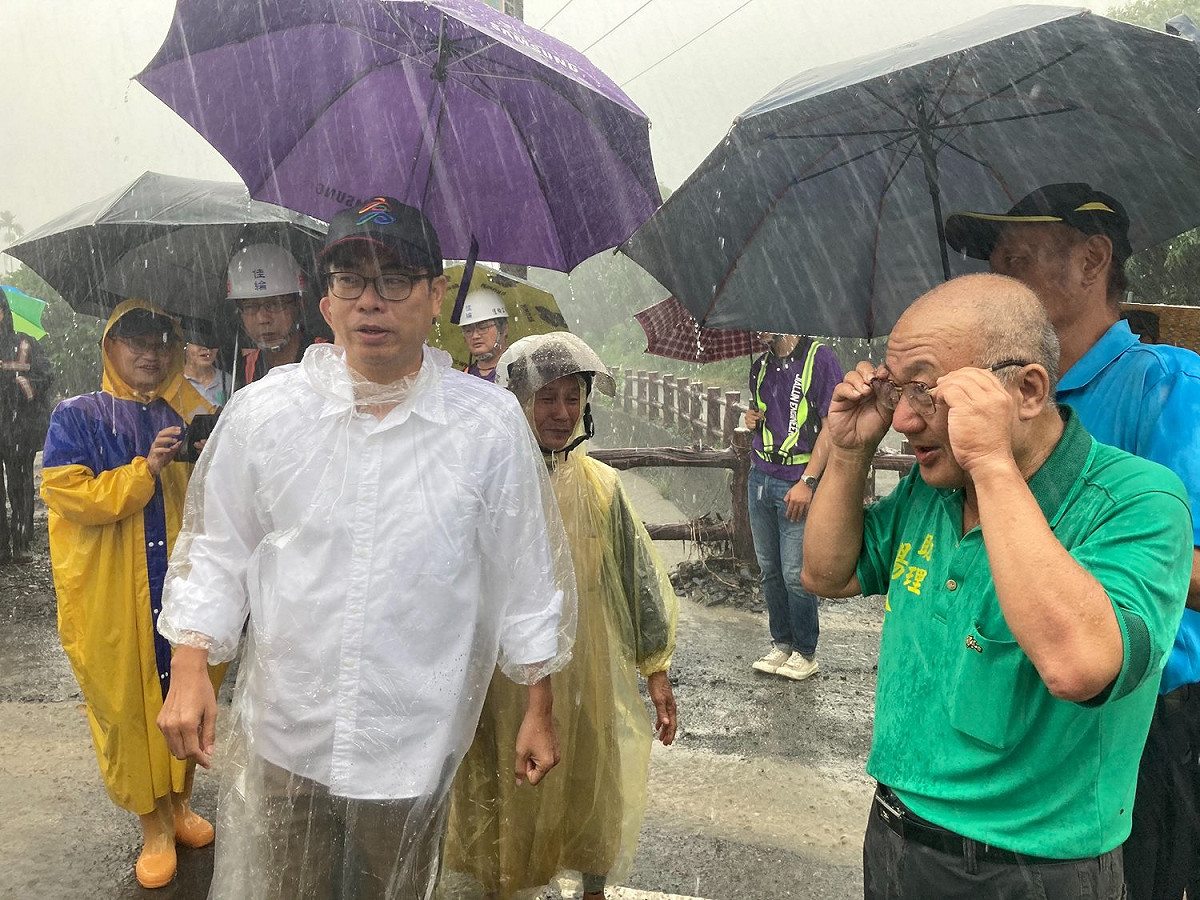陳其邁冒雨視察災情。 圖：翻攝陳其邁臉書