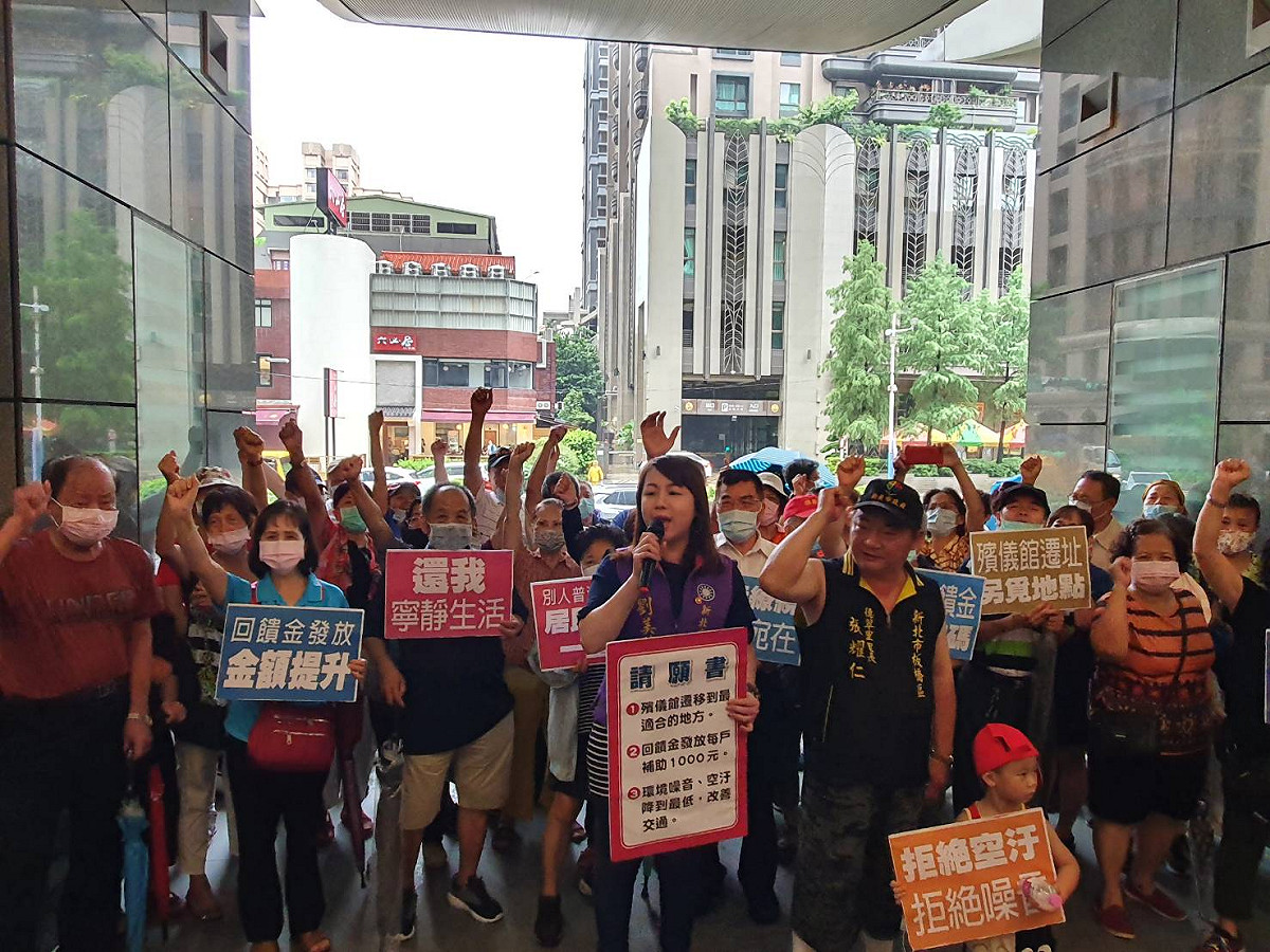 新北市議員劉美芳與板橋民眾赴新北市政府陳情。 圖：劉美芳提供