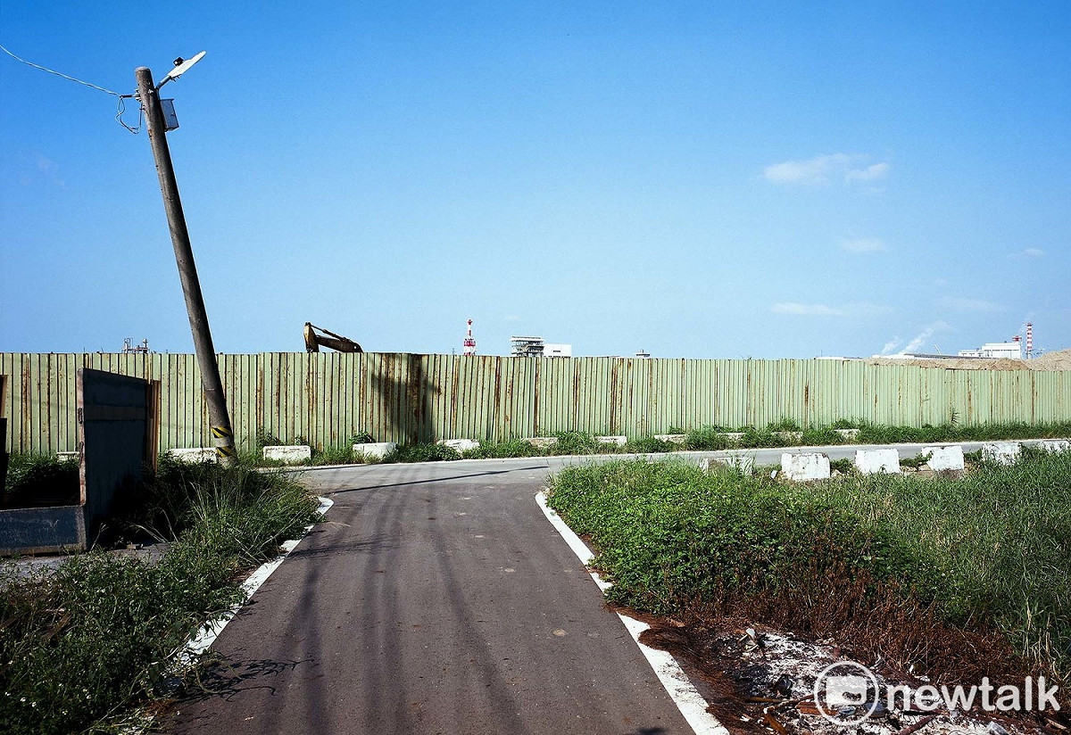 施工圍籬、歪掉的路燈………不久之後，桃園沿海的鄉村景觀將成為一個記憶而已。 圖：余白攝影/提供