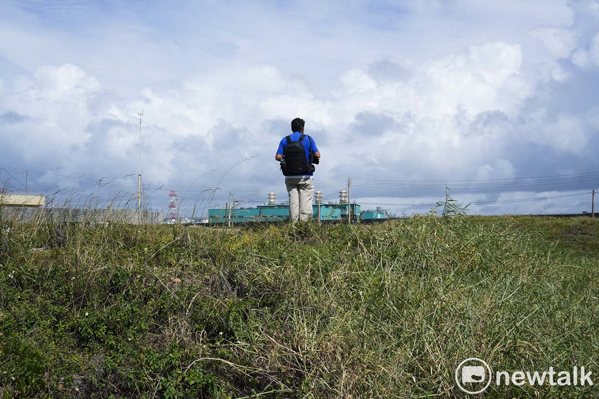 余白週一到週五要上班有一定的業績壓力，他特別喜歡桃園沿海空曠瞭闊的曠野，行走其間，可以看到很多台北看不到的風景，但他也擔心，在經濟發展過程中，這些鄉村風景會慢慢的消失。 圖：張良一/攝