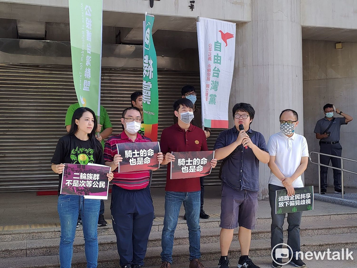 台灣機車路權促進會、台灣交通安全協會、綠黨、公投護台灣聯盟、自由台灣黨集體抗議台北市政府交通局。 圖：黃建豪/攝