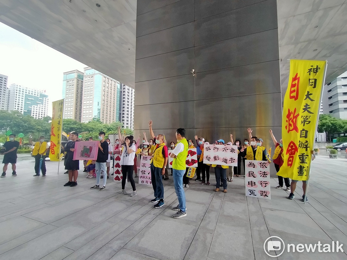 台中市神岡大夫第自辦重劃自救會，到市議會廣場要求市府應正視重劃會成立時的程序不正義。 圖：唐復年／攝