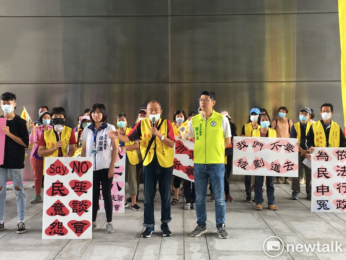 台中市神岡大夫第自辦重劃自救會，到市議會廣場要求市府應正視重劃會成立時的程序不正義。 圖：唐復年／攝