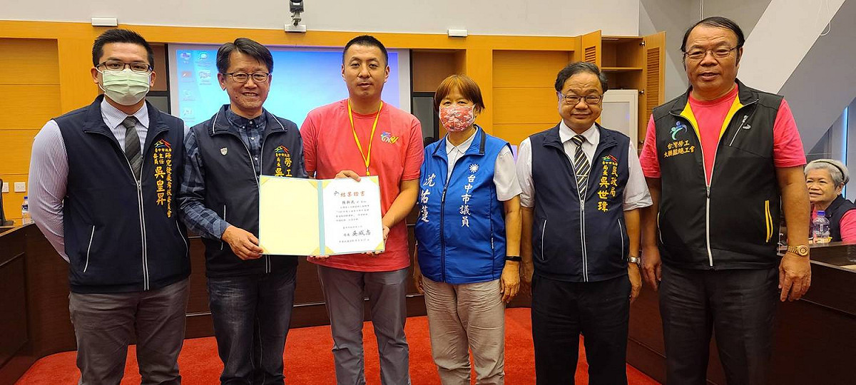 台灣勞工大聯盟總工會成立「 青年工作委員會」，由陳新民（左三）擔任主委。 台灣勞工大聯盟總工會/提供