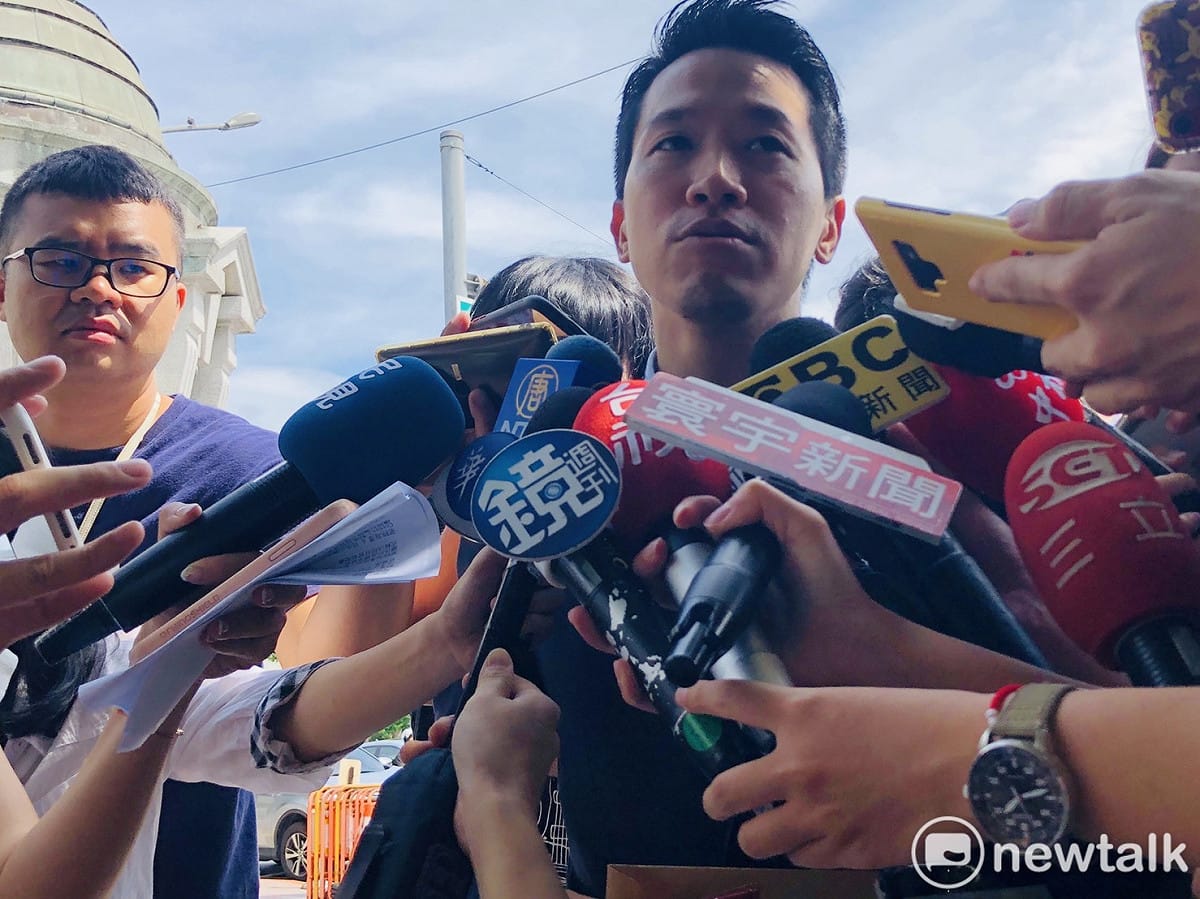 民進黨立委何志偉說：「台豬和美豬勢必一戰，這次開放也同時讓台豬可以行銷全世界。」 記者:謝莉慧攝