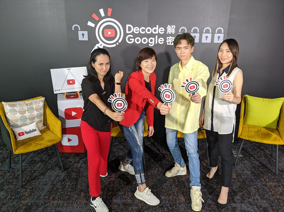 YouTube策略總監陳容歆(左2)、CAPSULE總經理施正容(右1)和黃氏兄弟創作者之一哲哲(右2)共同解密YouTube，回答網友常見問題。 圖：Google/提供
