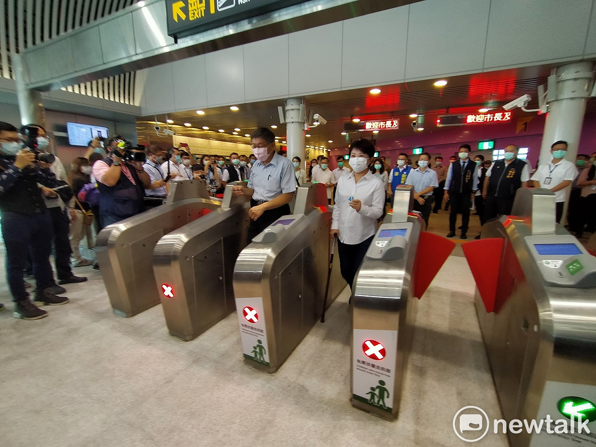 柯文哲與盧秀燕一同刷卡走向從高鐵站走台中捷運站。 圖：唐復年/攝