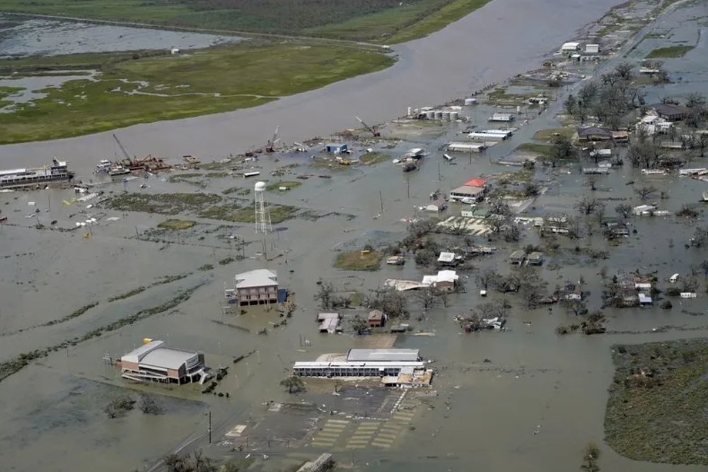 颶風蘿拉（Hurricane Laura）登陸路易斯安那州，導致部分地區受到災害，房屋泡在水裏。 圖 : 翻攝自環球時報。