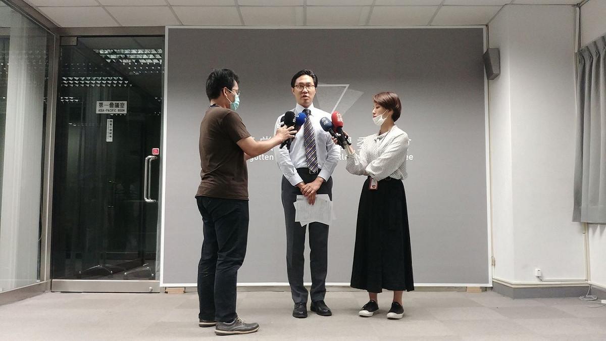 黨產會副主委兼發言人孫斌（中）受訪。 圖：黨產會提供