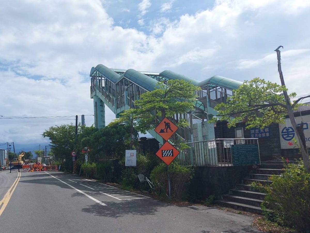 中里站因施工緣故，暫停營運至110年1月17日止，期間改以公路接駁。 圖：台鐵／提供