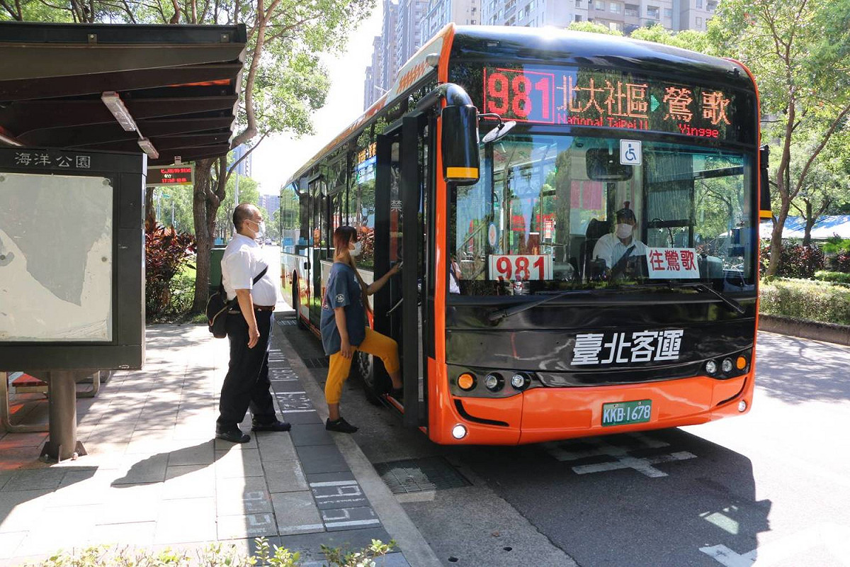 981公車自9/1起調整，恢復停靠「恩主公醫院」站。 圖：新北市交通局／提供