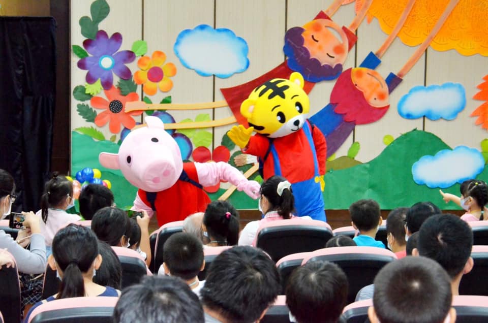 嘉義市大同國小附設幼兒園迎新活動，老師扮演可愛造型與學童互動。 圖：嘉義市立大同國小/提供