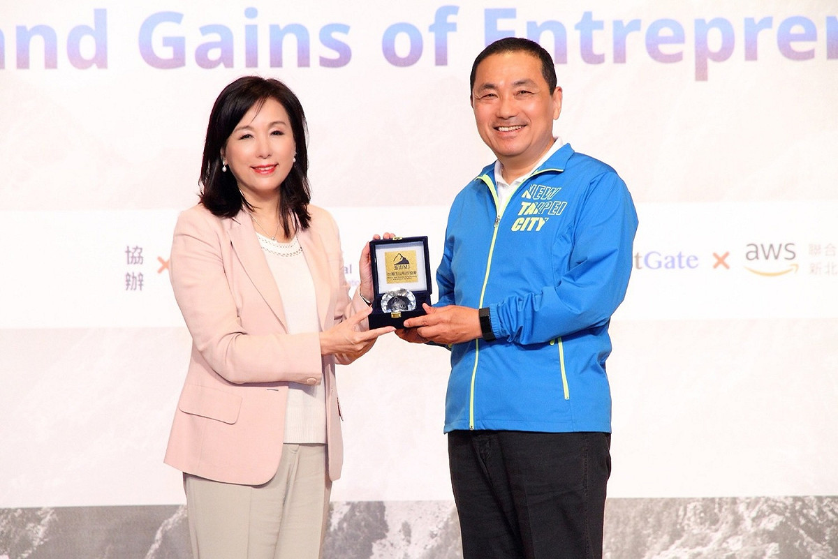 新北市府舉辦「Challenges_and_Gains_of_Entrepreneurs」論壇，市長侯友宜與台灣玉山科技協會理事長李紀珠合影。  圖：新北市經發局提供