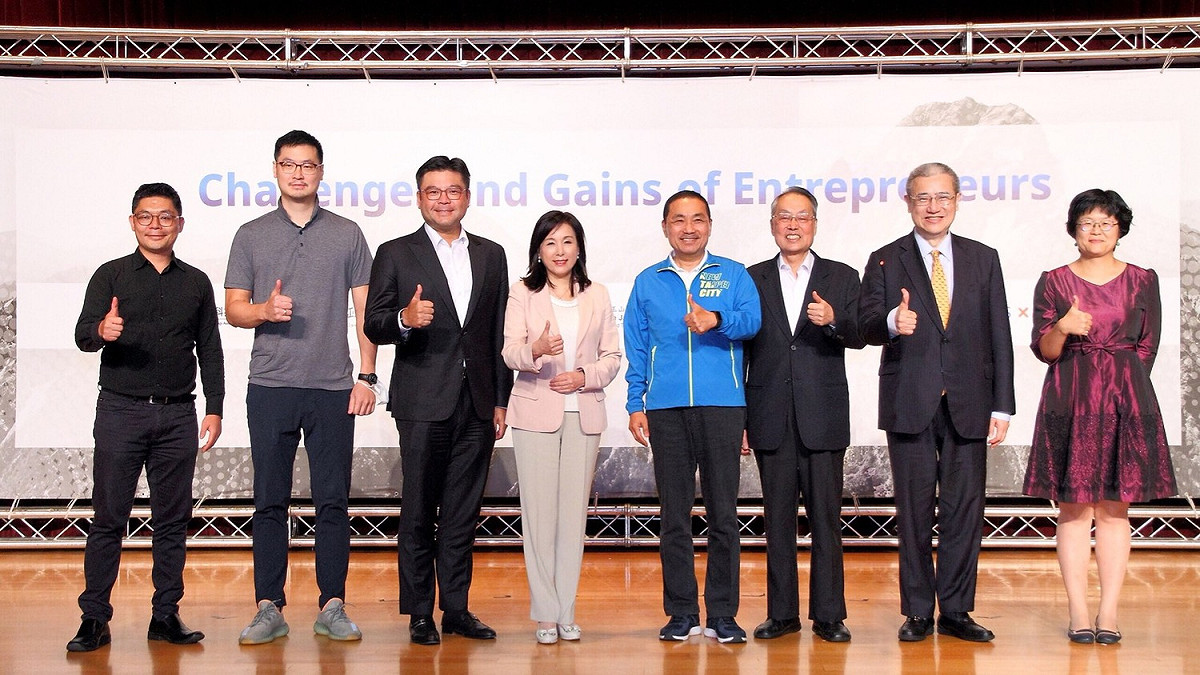 台灣玉山科技協會秘書長許毓仁 (左起)、HTC首席去中心化長陳信生、康舒科技總經理許介立、台灣玉山科技協會理事長李紀珠、新北市長侯友宜、宏碁集團創辦人施振榮等人參加「 Challenges_and_Gains_of_Entrepreneurs」論壇。 圖：新北市經發局提供