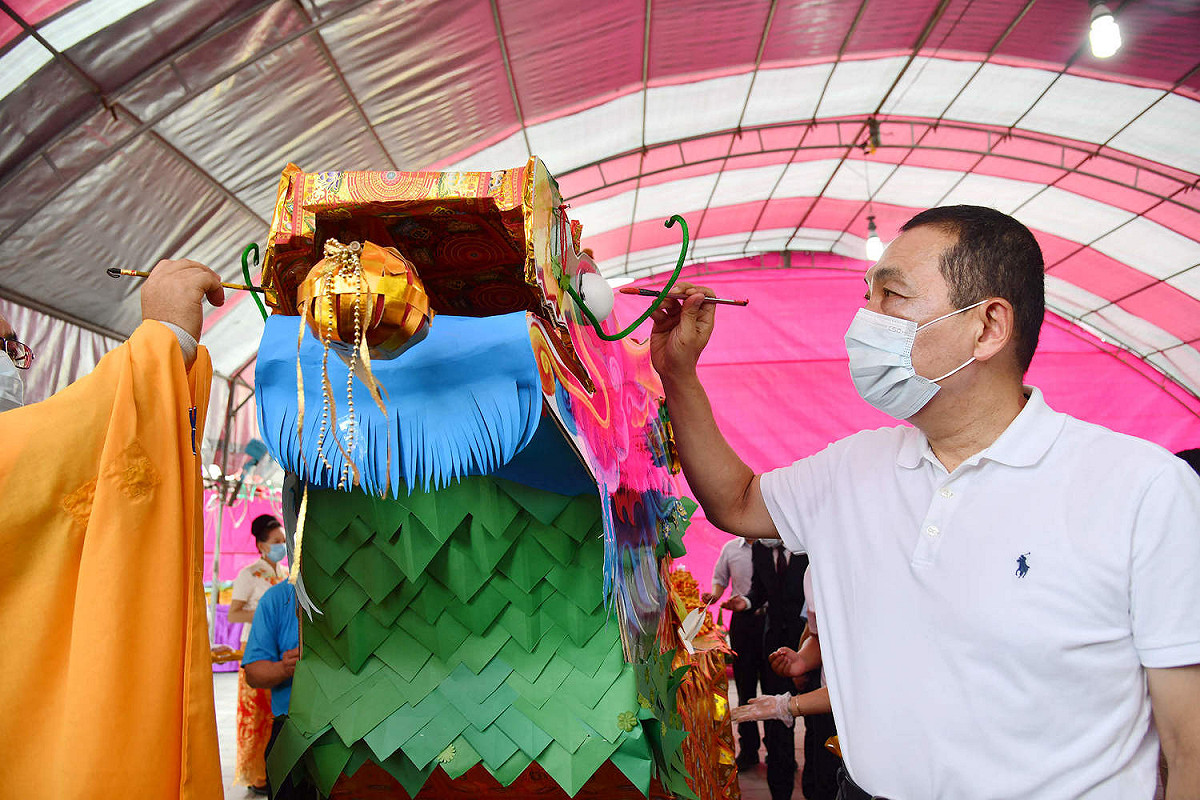 侯友宜為淡水河祭路祭大法會祈福船進行點晴儀式。 圖：新北市民政局提供
