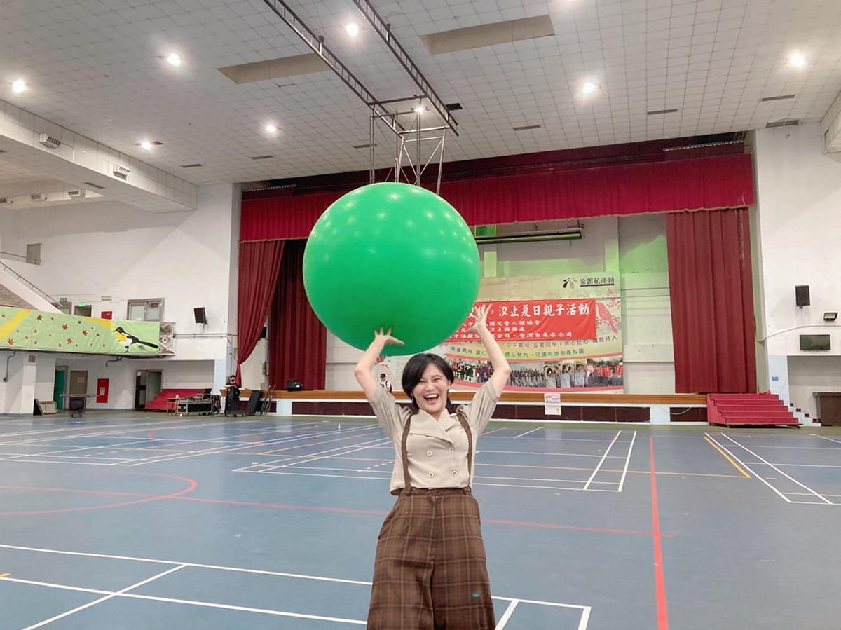 立委賴品妤今日在汐止參加夏日親子活動，並於活動結束後po出照片，舉彈簧球猙獰的表情不禁引起網友們討論。 圖：翻攝自賴品妤臉書
