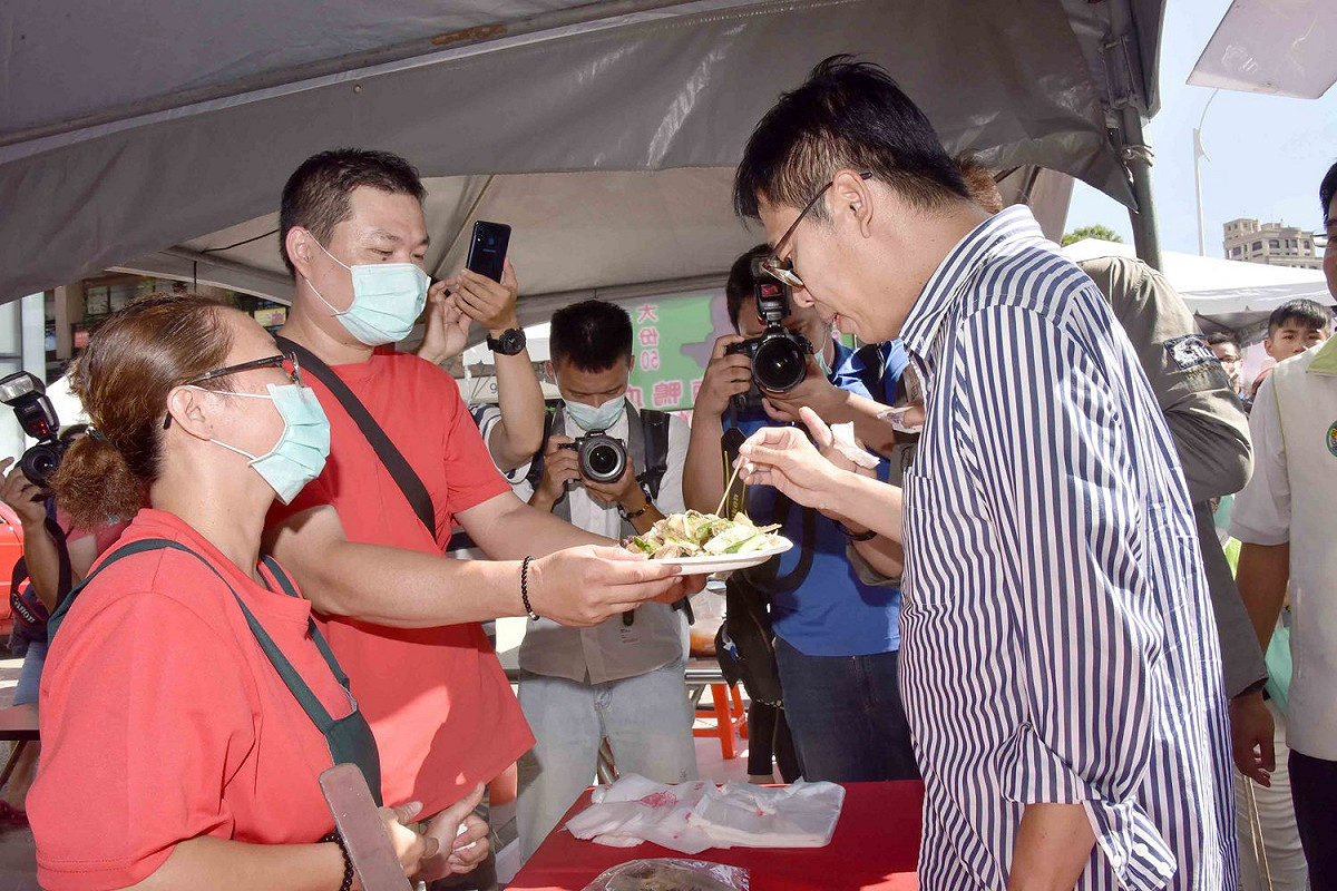 陳其邁(右)大啖高雄商圈美食。 圖：高雄市政府/提供