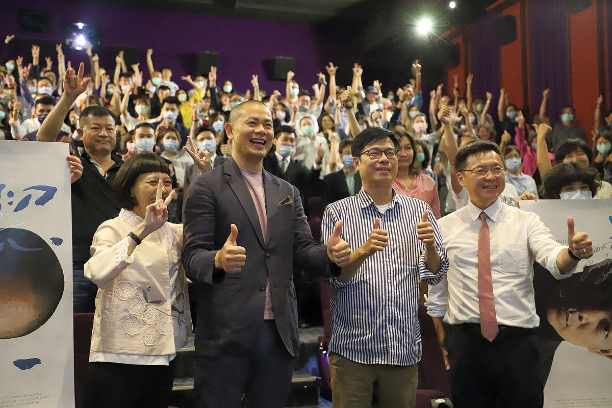 陳其邁(右)與江振誠(左二)同看《初心》高雄包場首映會。 圖：高雄市政府/提供
