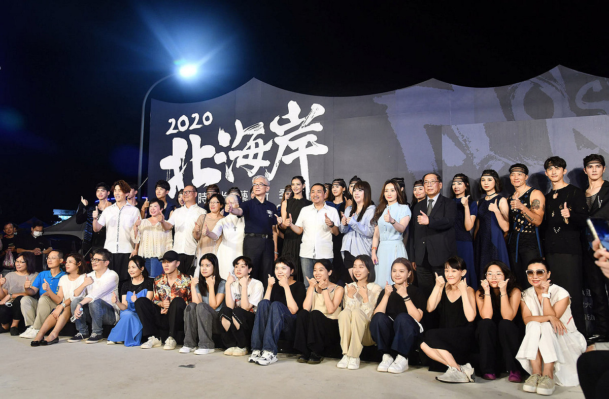 侯友宜、潘怡良、輔大學生、伊林名模與會貴賓大合影，慶祝活動順利。 圖：新北市農業局提供