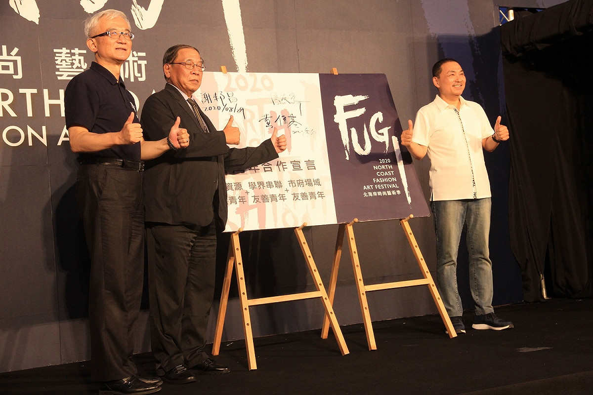 侯友宜簽署友善青年宣言 。 圖：新北市農業局提供
