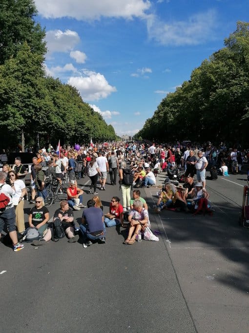 約1萬8000人齊聚柏林地標布蘭登堡大門（Brandenburg Gate），由於很多人未遵守社交距離規範，警方祭出禁制令，阻止集會遊行。 圖/翻攝自推特