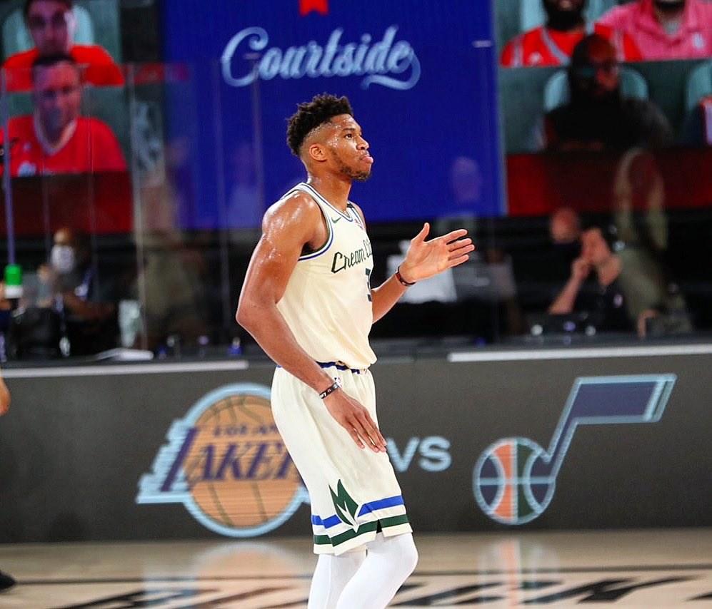 NBA密爾瓦基公鹿29日以118比104擊敗奧蘭多魔術，闖進季後賽次輪，安特托昆博搶下28分、17籃板。 （圖取自twitter.com/Giannis_An34）