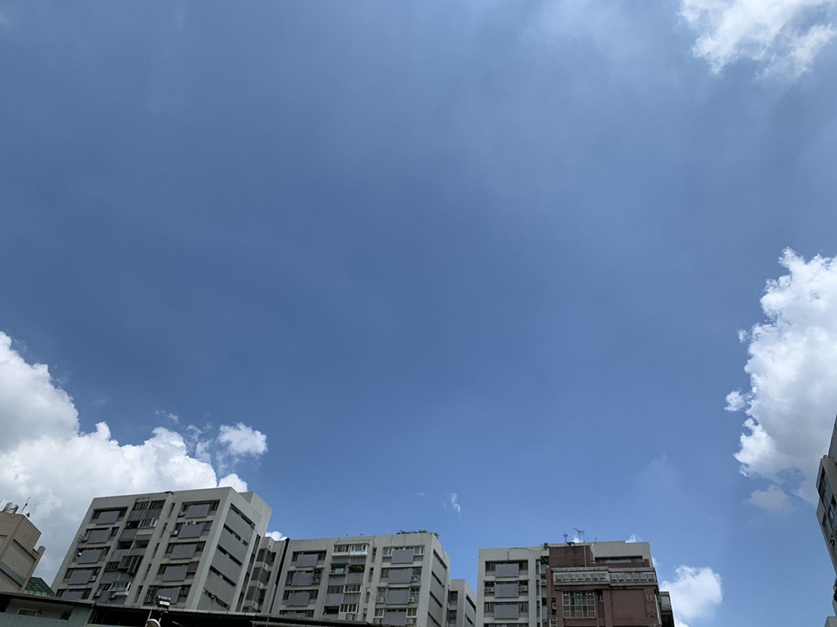 氣象局提醒民眾，高溫發生時應減少戶外活動。 圖：楊紫希/攝