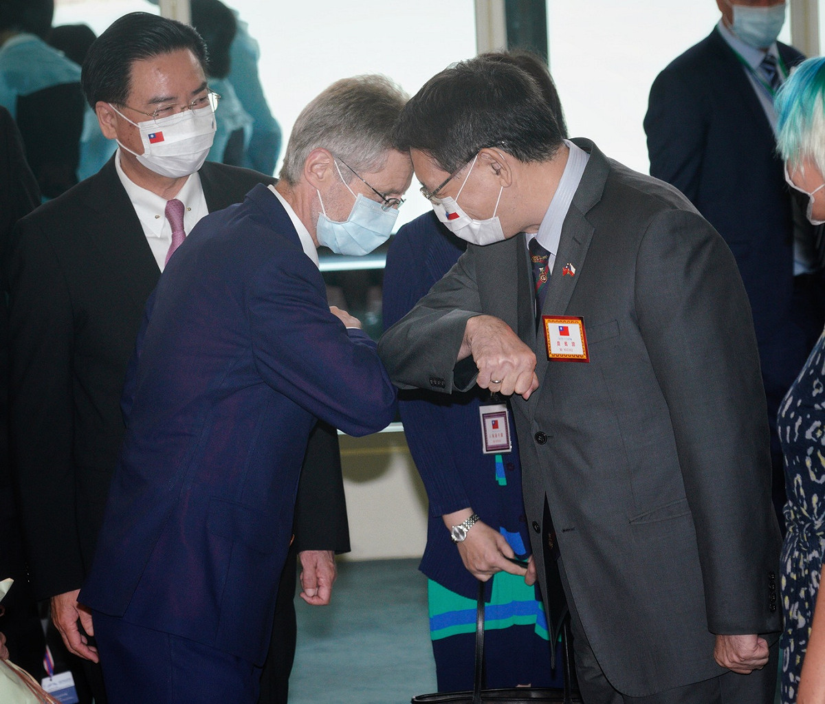 捷克參議院院長韋德齊和立法院秘書長林志嘉相互擊肘致意。 圖：張良一/攝