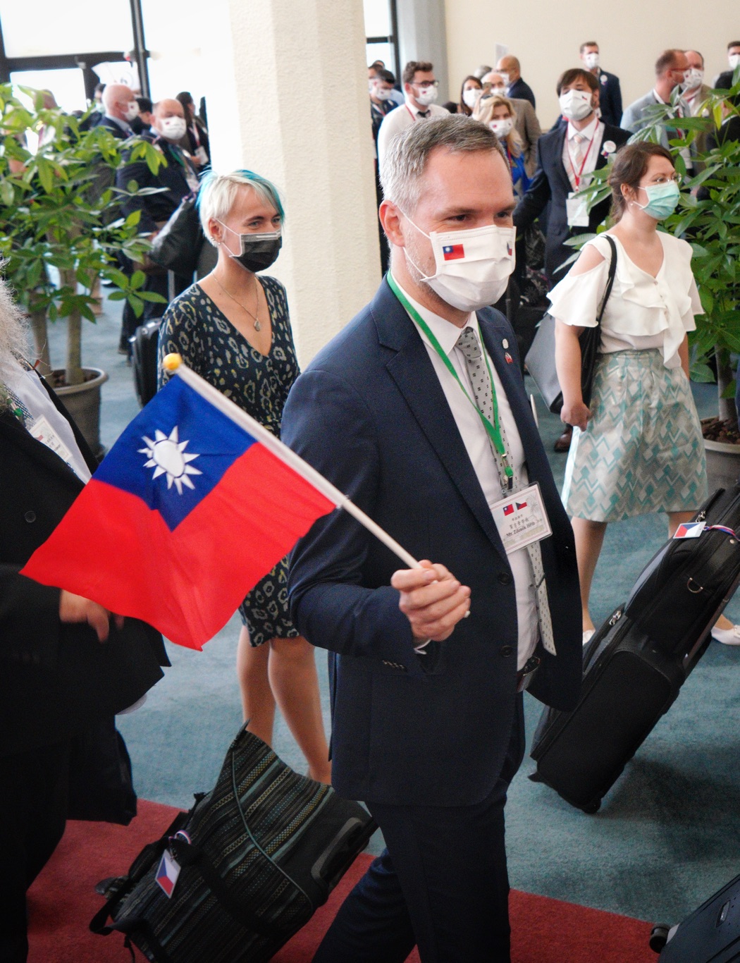捷克首都布拉格市長賀吉普特地拿著中華民國國旗入境訪台。 圖：張良一/攝