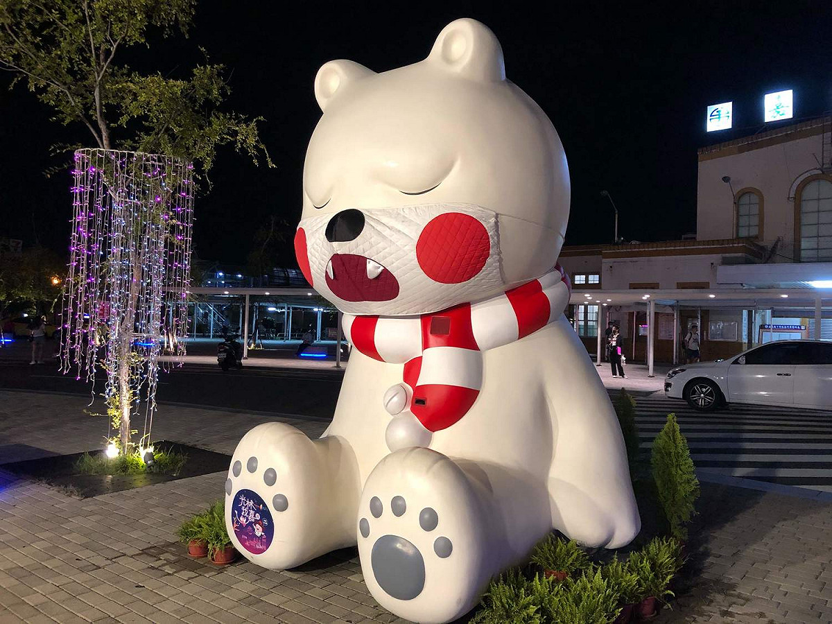 嘉義火車站前的沈睡大白熊農曆七月戴上「萌鬼口罩」，頗為應景。 圖：嘉義市政府/提供