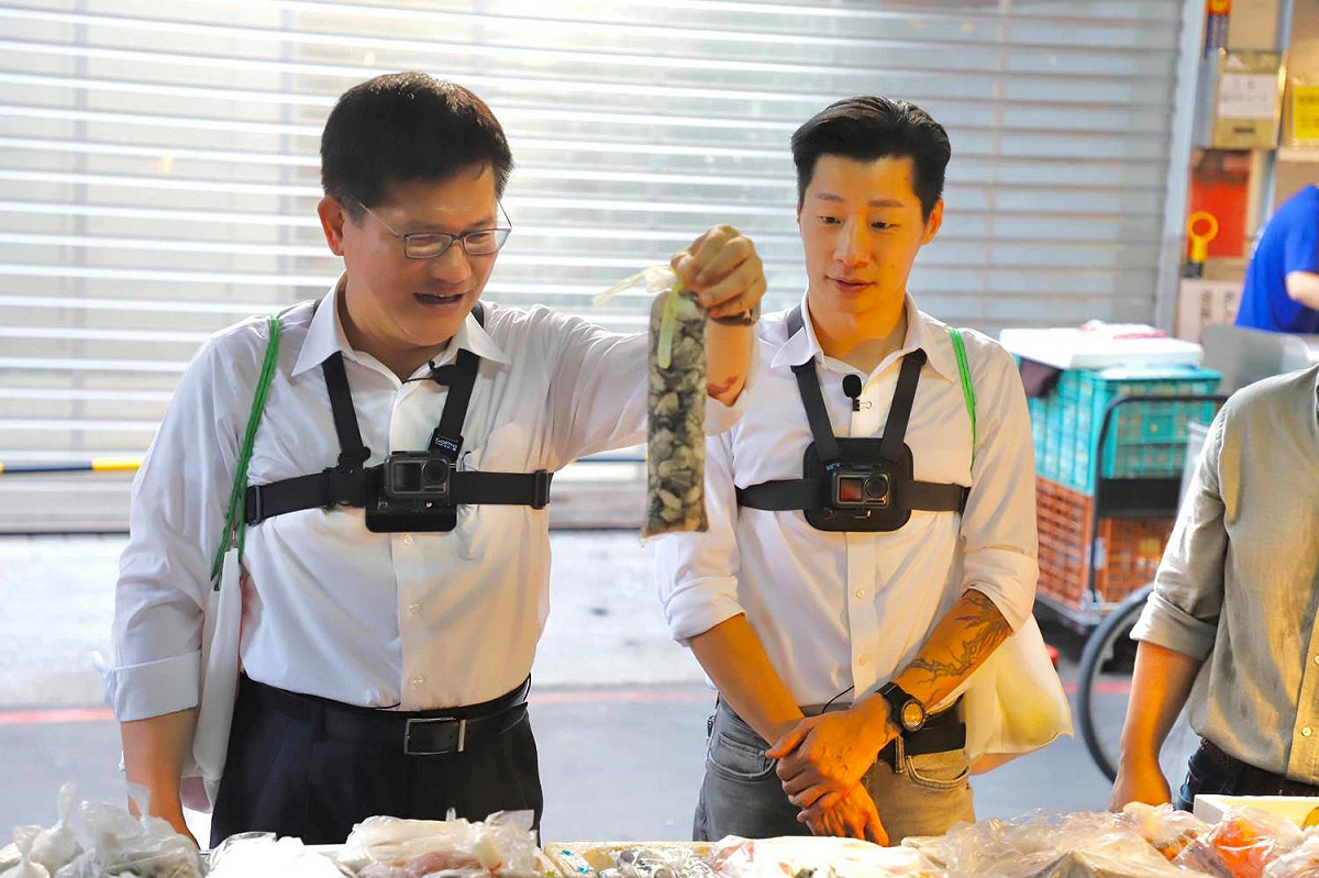 交通部長林佳龍（左）與立委林昶佐（右）於（28）日逛東門市場買食材，並且親自製作蚵仔煎。 圖：取自林佳龍臉書