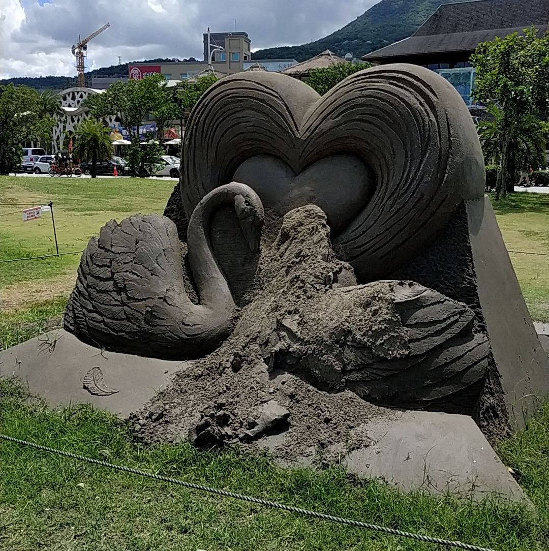 八里城市沙雕展中名為「美善天使」的沙雕，昨天夜晚11點左右遭人惡意破壞。 圖：新北市水利局提供