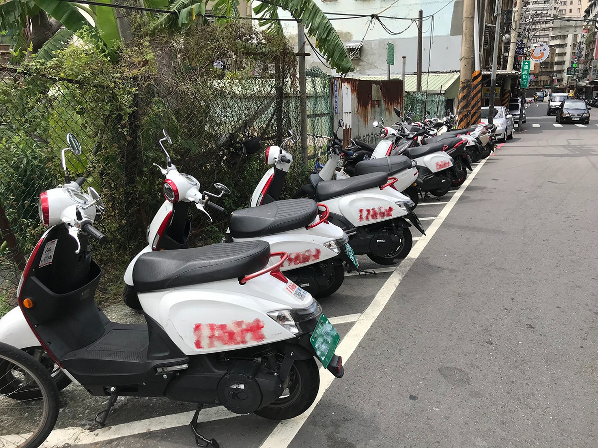 里長投訴有共享機車大量投車，並長時間占用公有路邊停車位。 圖：新北市交通局提供