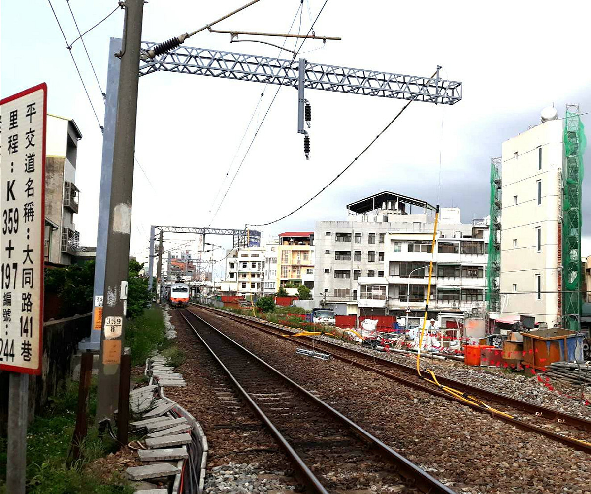 今（30）日台鐵台南站至保安間大同路141巷平交道在下午4時15分時發生供電異常，造成西北向列車延誤。 圖：台灣鐵路管理局/提供