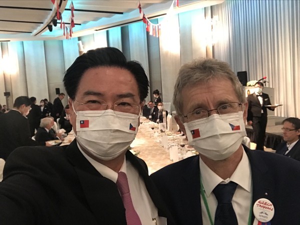 捷克舉行參議院改選和地方選舉，結果上月訪台的議長韋德齊（右）所屬的人民民主黨大有斬獲。圖為韋德齊來台時，與外交部長吳釗燮（左）一起自拍。 圖：外交部／提供（資料照片）