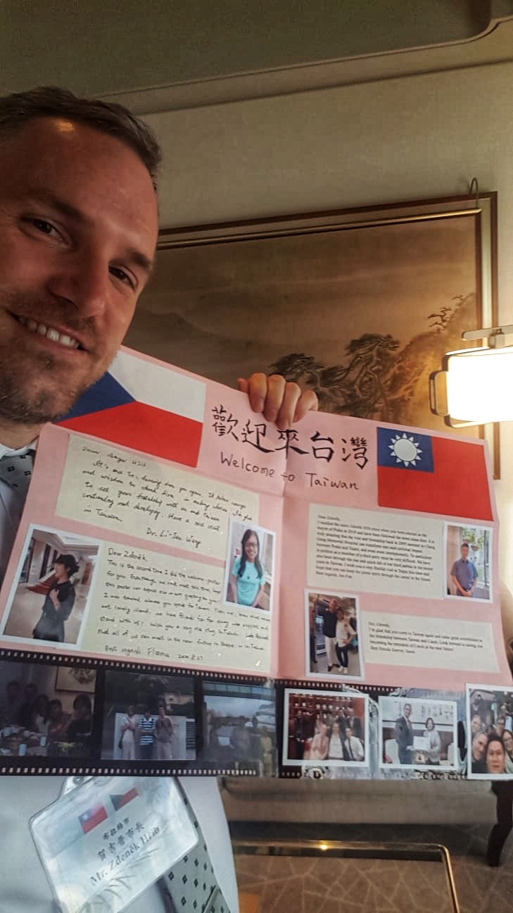 由捷克國會參議院議長韋德齊今天率團訪台，其中親台的捷克首都布拉格市長賀吉普也隨團來台，在臉書秀出過去在台灣擔任交換學生期間認識的同學們特別送來的卡片。 圖：取自賀吉普ＦＢ