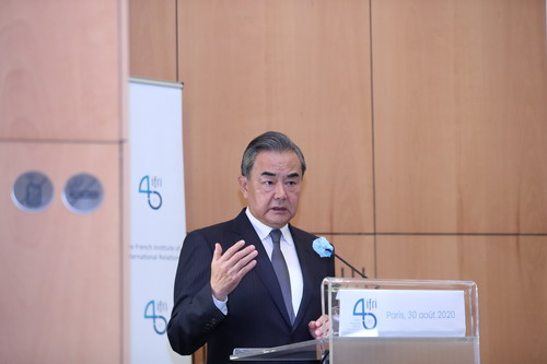 中國外交部長王毅30日在法國國際關係研究院演講，聲稱中國將繼續和平發展，沒有稱霸全球的意圖。 圖：翻攝自中國外交部