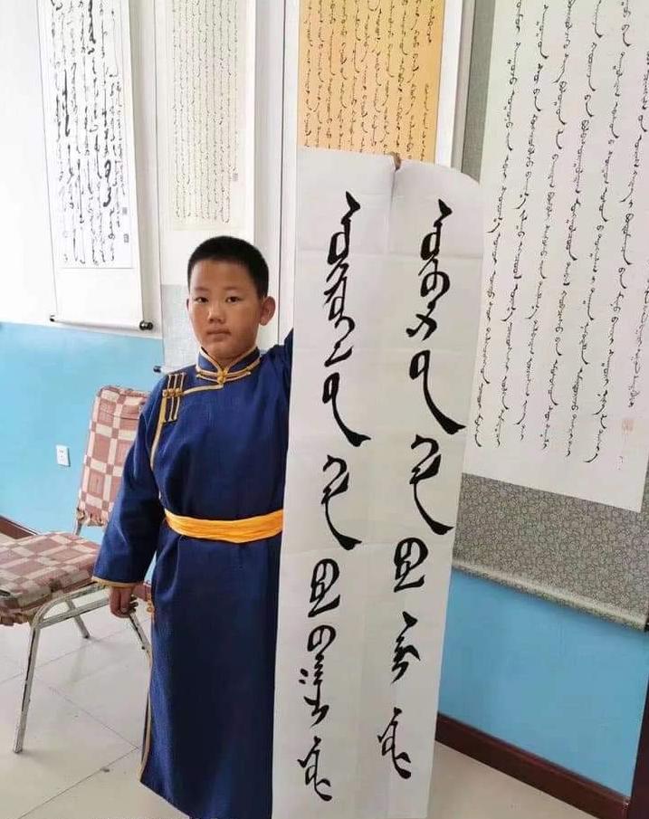 抗議中國推雙語教學，內蒙小學生標語寫著「外語是工具，本國語言是靈魂」，抗議啦！ 圖：翻攝自南蒙古人權團體