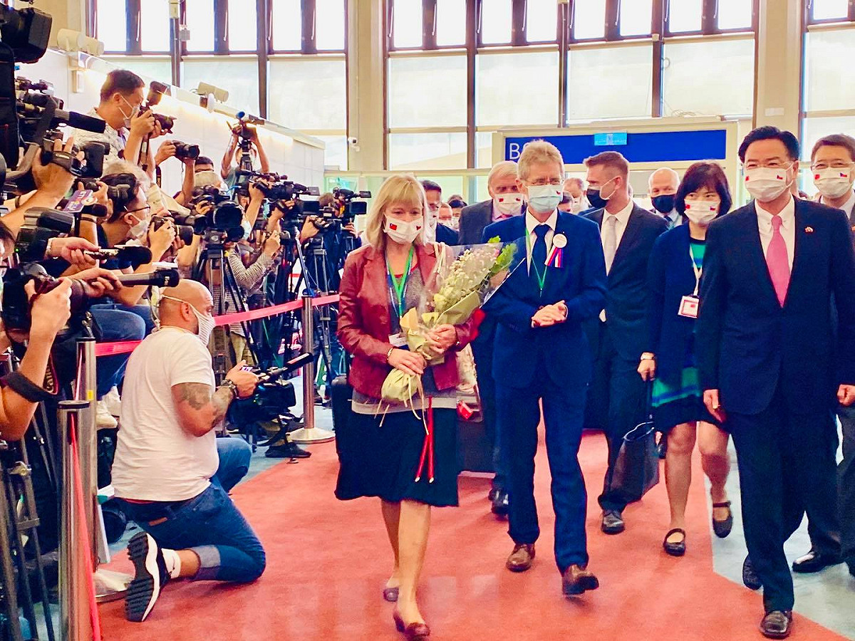 捷克參院議長韋德齊訪團昨日抵台，外交部長吳釗燮親自接機。 圖：取自韋德齊臉書