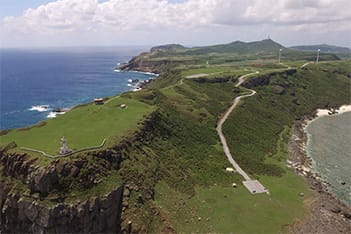 日本最西端的與那國島和台灣近在咫尺，距離宜蘭蘇澳僅108公里，天氣晴朗時，還可以看到台灣的高山，近日將大力推廣與台觀光。 圖：翻攝自日本與那國町