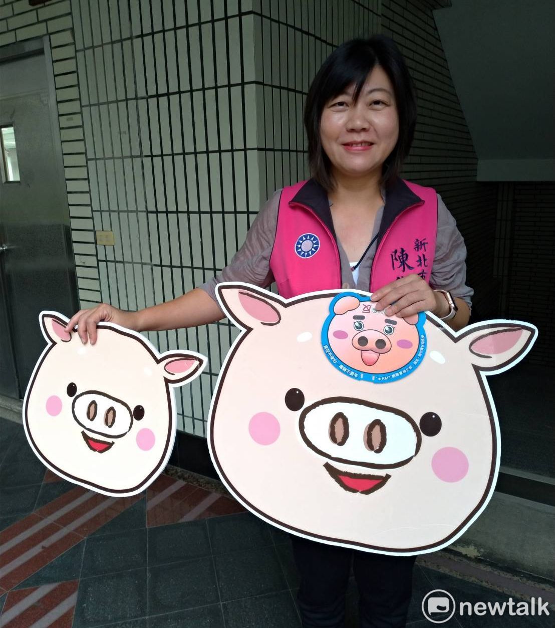 市議員陳儀君帶2016年抗議美豬的手板參加記者會。 圖：王峻昌／攝