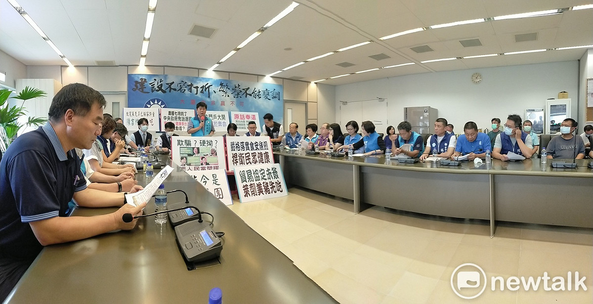 國民黨台中市議會黨團今（31）日與其他22縣市黨團共同連線召開記者會抨擊民進黨執政，黑心政府、黑箱作業。 圖：唐復年/攝
