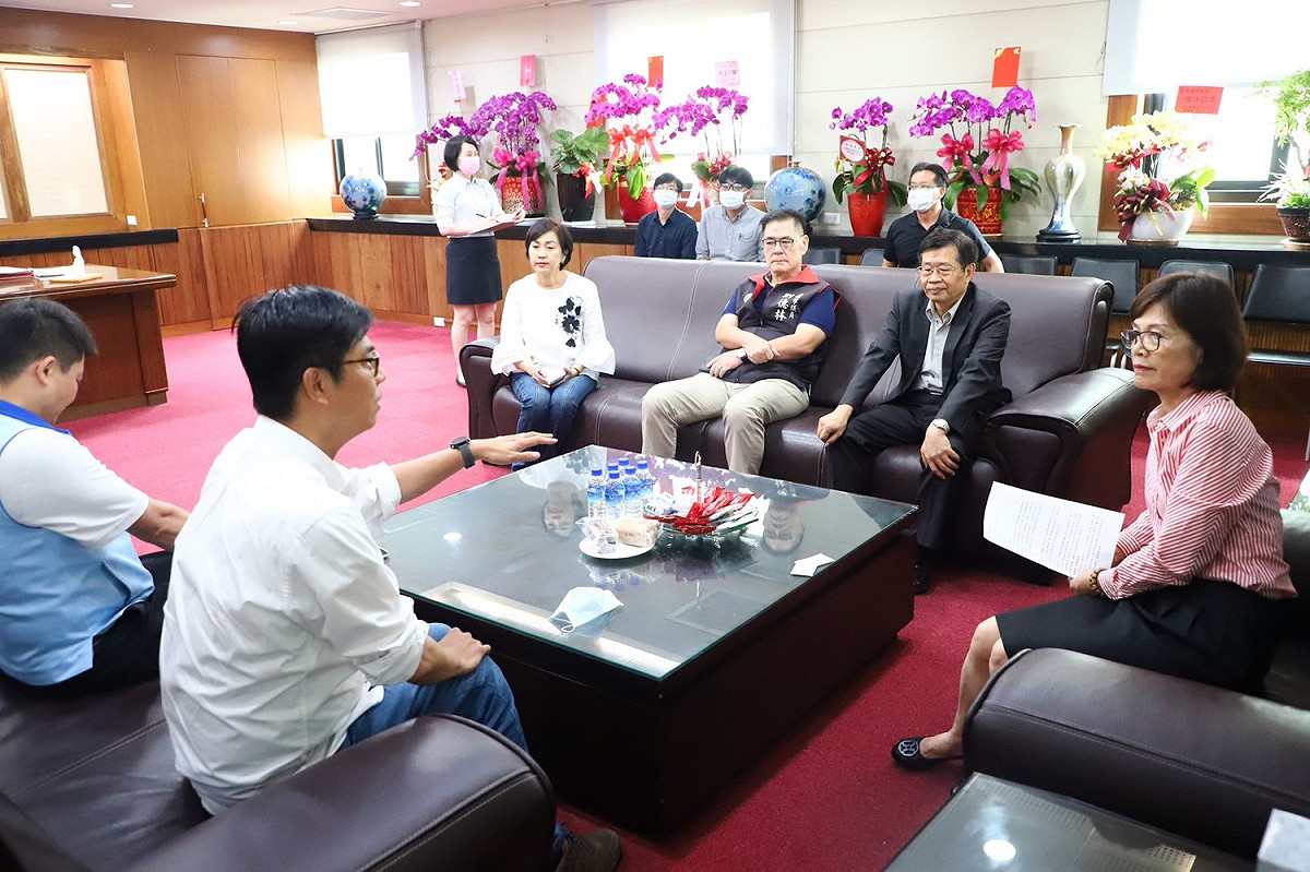 陳其邁(左二)至市議會國民黨團拜會，由曾麗燕接待。 圖：高雄市議會/提供